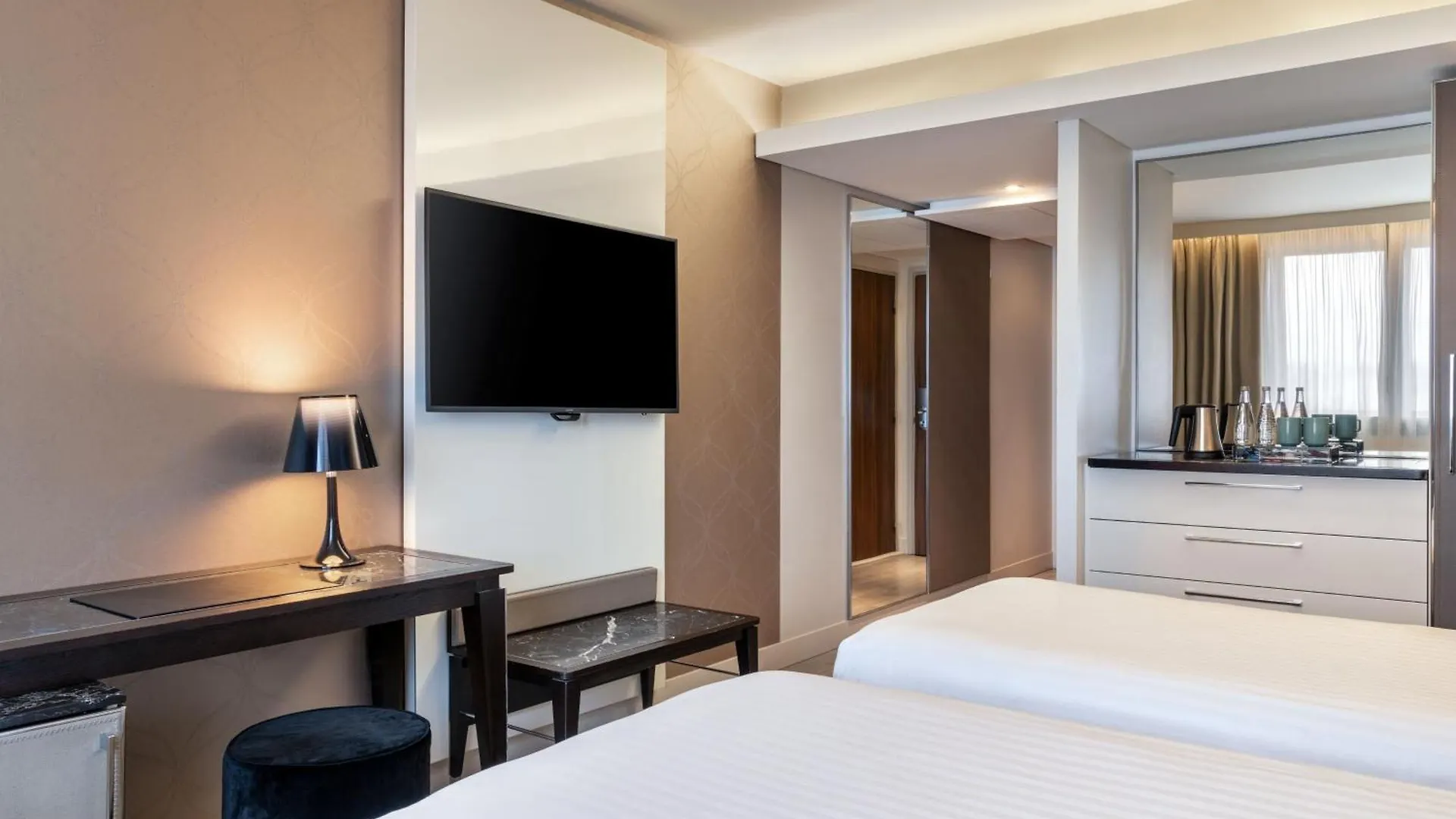 Hotel Ac Porte Maillot By Marriott 4*